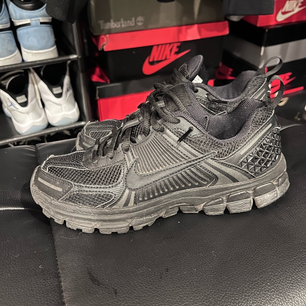 Black Vomero 5s